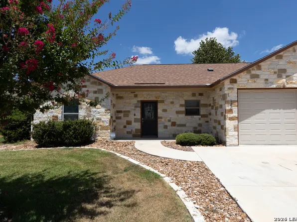 120 Navarro Xing, Seguin, TX 78155
