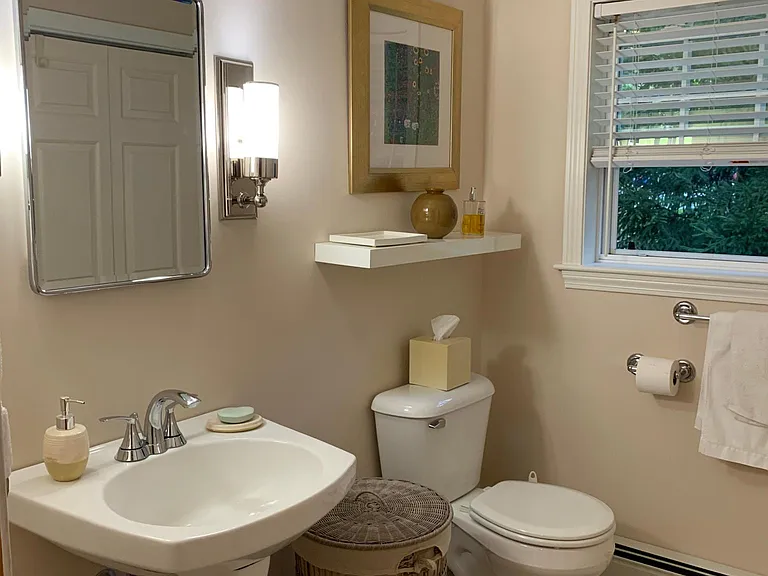 Fist floor pounder room. With shower and washer & dyer. Porcelain towels