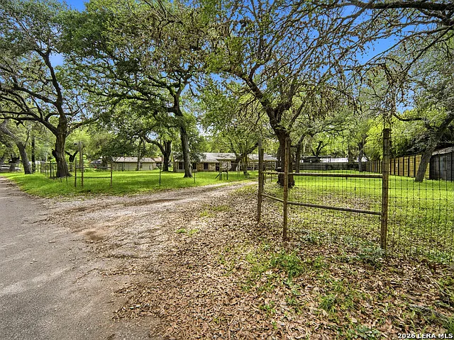 3 bed, 2.0 bath, 1580 sqft, $2,700 — Photo 2