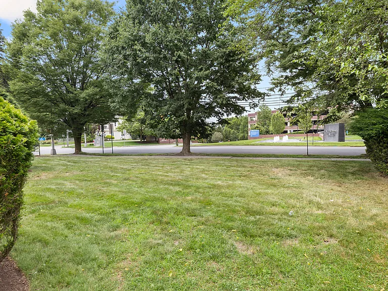 61 Glenwood Rd — Photo 24