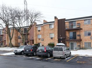 825 W College Blvd APT 302, Addison, IL 60101