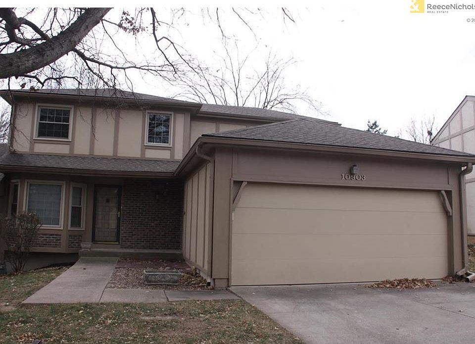Andover floorplan home in desired Oakshire subdivision. Master on main with shared hallway bath. 2 additional room upstairs sharing a hall bath.