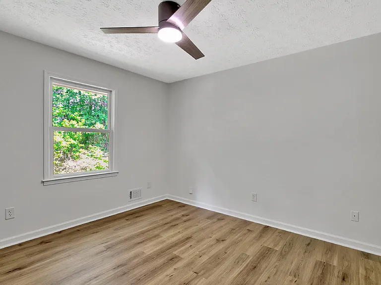 200 Meadowbrook Ct #B — Photo 22