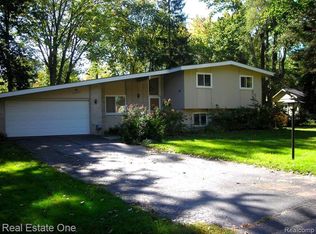 29423 Wellington St, Farmington Hills, MI 48334