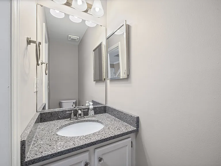 704 Heritage Pkwy — Photo 12