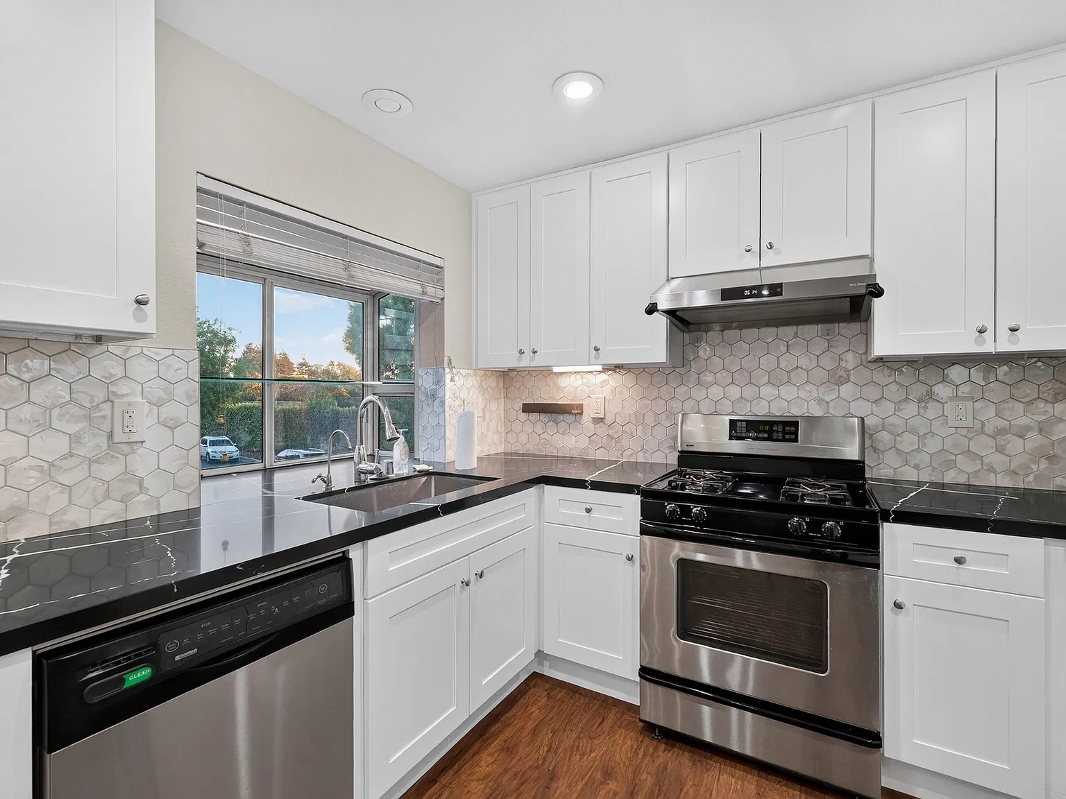 4 bed, 1933 sqft, $4,800 — Photo 3