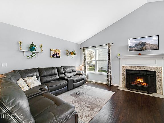 3rd image of 2S020 Essex Ln