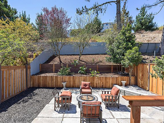 5th image of 851 Bellevue Ave