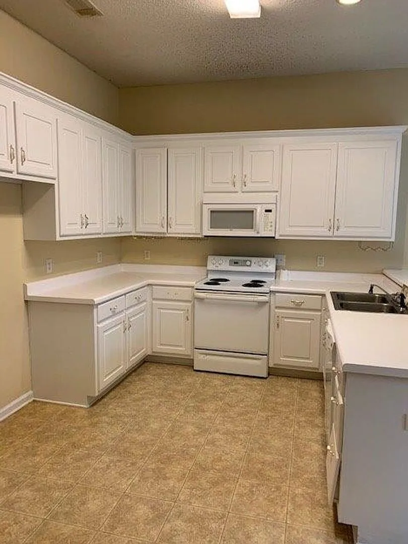 Cozy 3 Bed 2 Bath House! Available Now! — Photo 4