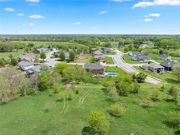 2908 E Canyon Dr, Harrisonville, MO 64701