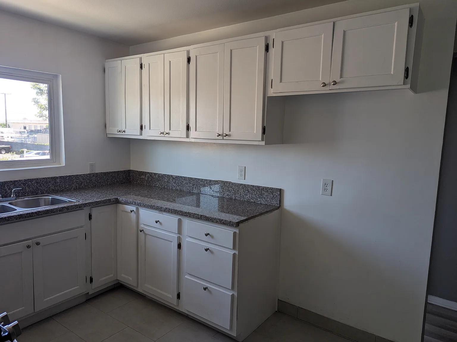 3 bed, 900 sqft, $2,900 — Photo 3