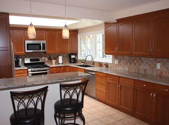 4th image of 1062 Sunnycrest Ave