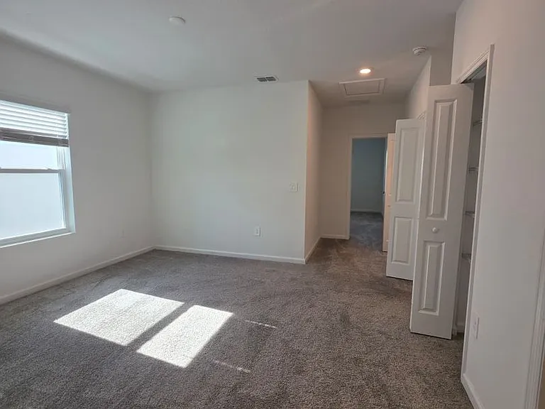 3330 Laurent Loop — Photo 11