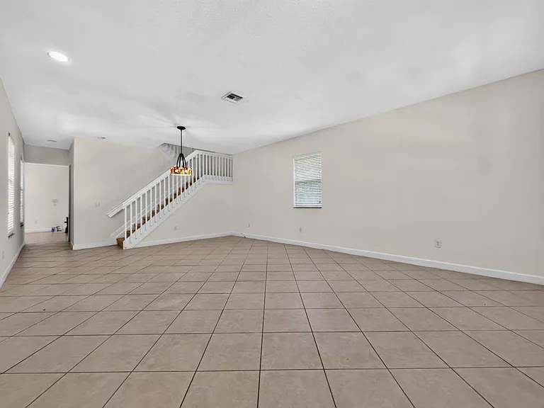 625 SW 146th Ter — Photo 8