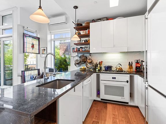 5th image of 10-17 Jackson Ave #2AB