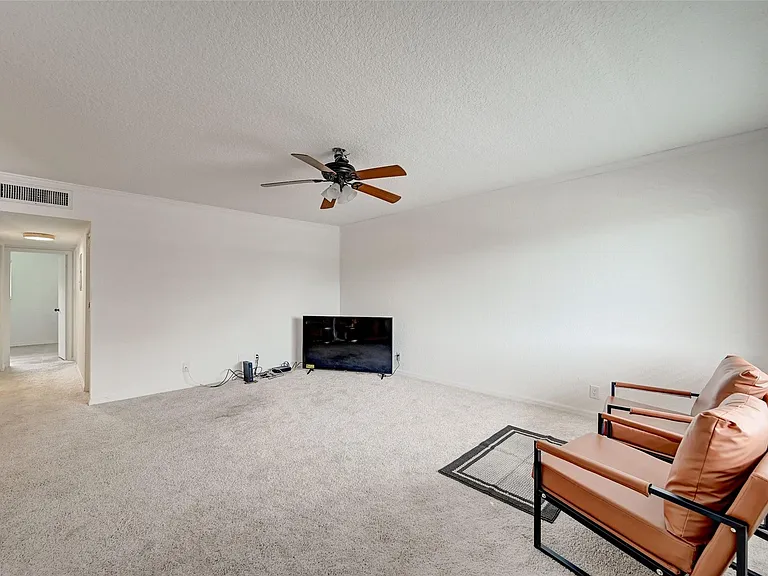 2020 NE 56th St #204 — Photo 10