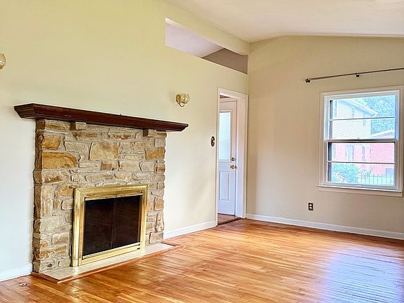 5th image of 2032 Radcliffe Ave