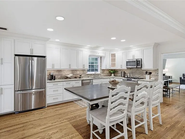4966 Cambridge Dr — Photo 3