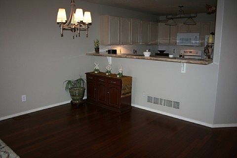 Counter bar has glazed Italian porcelain.