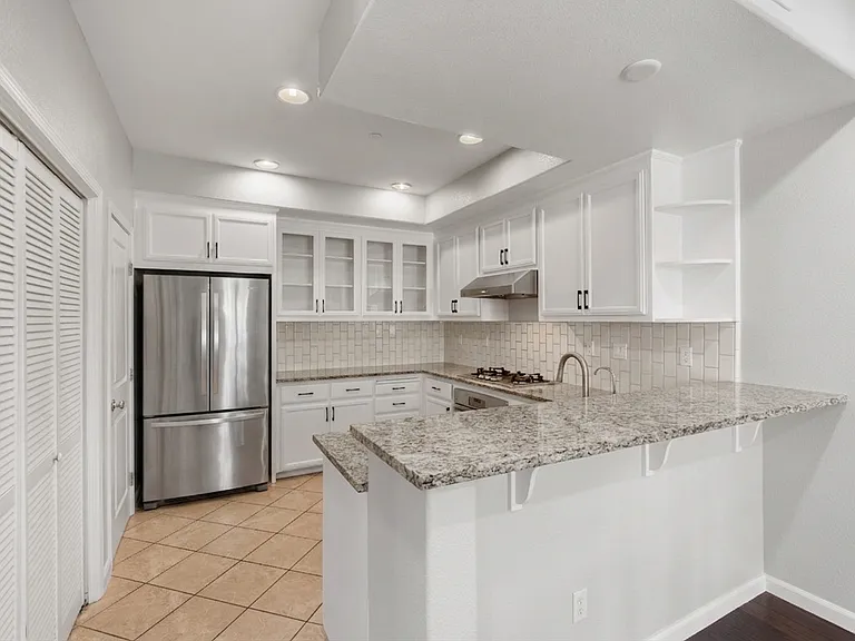 1271 Westbury Dr — Photo 4