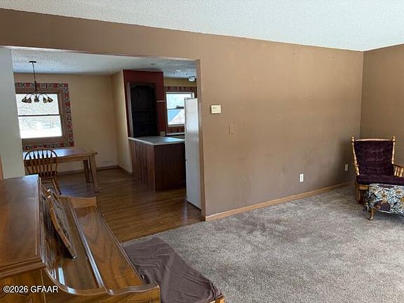 3rd image of 724 Briggs Ave S