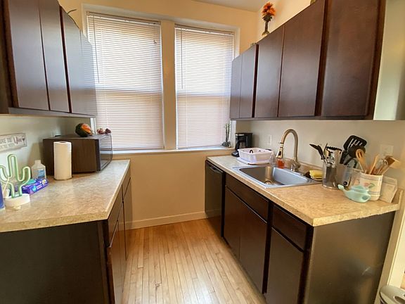 2nd image of 915 W Cornelia Ave #917-2B