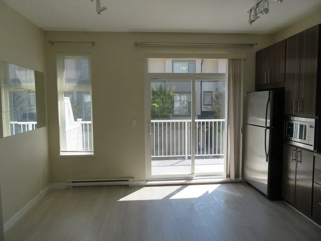 3 bed, 1177 sqft, $2,400 — Photo 2