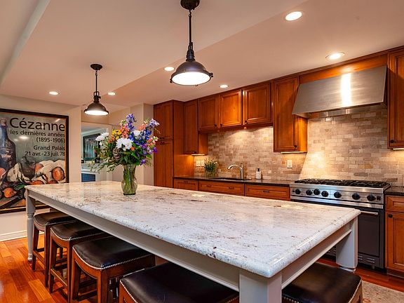 5th image of 545 Montcalm Pl
