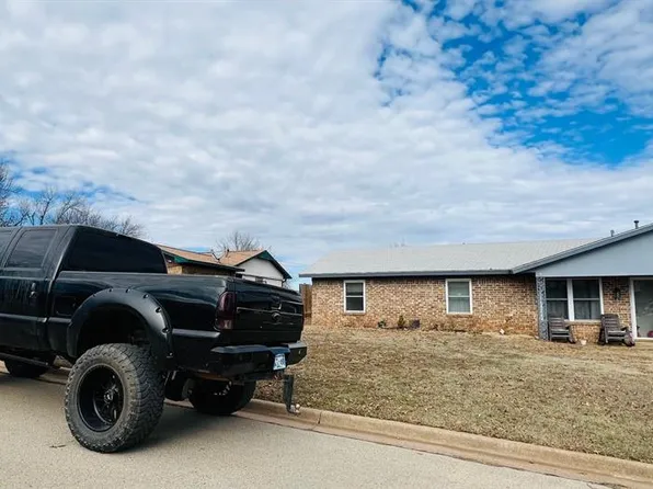 207 E Maple Ave, Perry, OK 73077