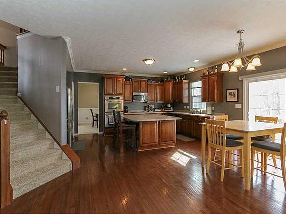 3rd image of 10325 Plumas Ln
