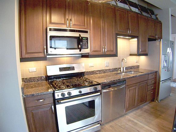 2nd image of 1735 W Diversey Pkwy APT 610