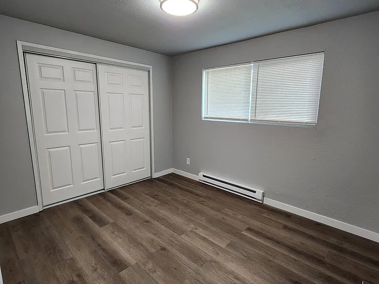 819 E 2nd St #1 — Photo 12