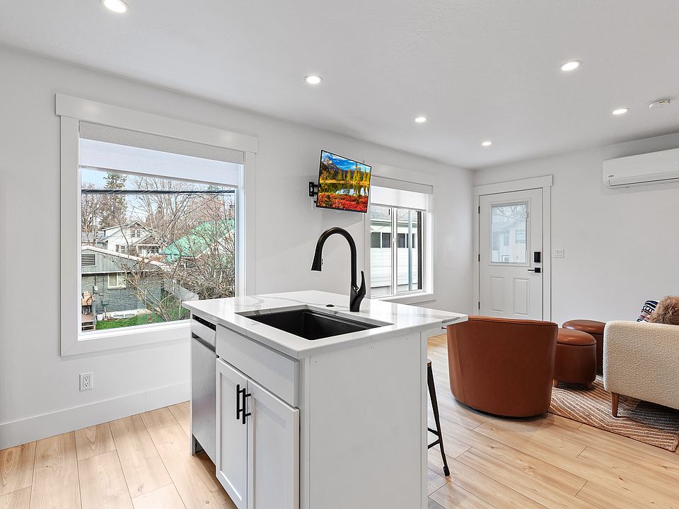 Big windows with lots of light