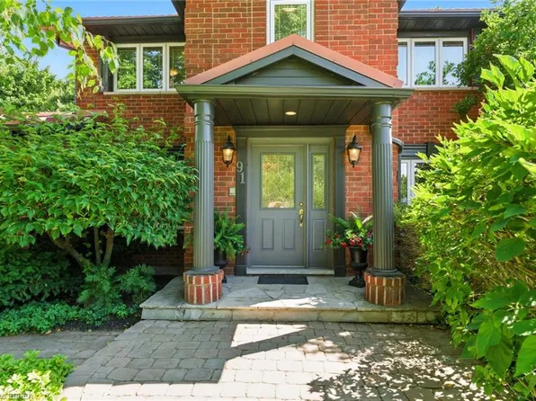91 Abbey Clos, Hamilton, ON L9G 4K9