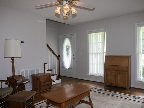 4th image of 222 Amanda Dr