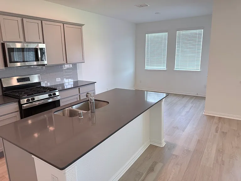 1833 Lake Grove Dr — Photo 10