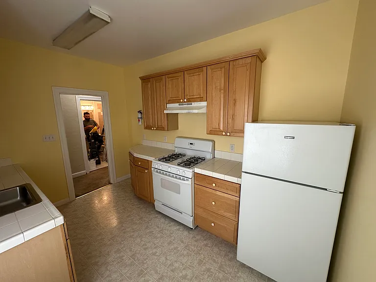 1672 Oxford St #1 — Photo 3
