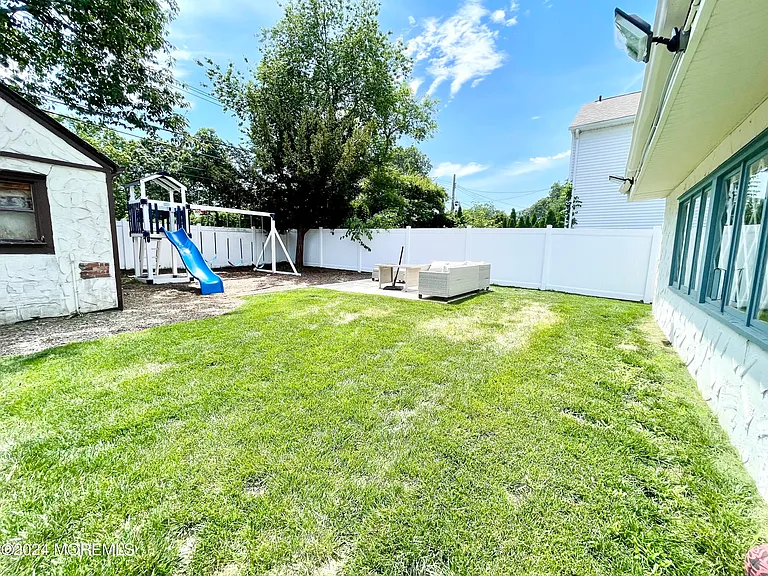 254 Lawrence Ave — Photo 16