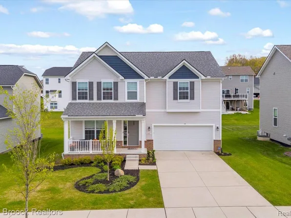 8401 Sharon Dr, White Lake, MI 48386