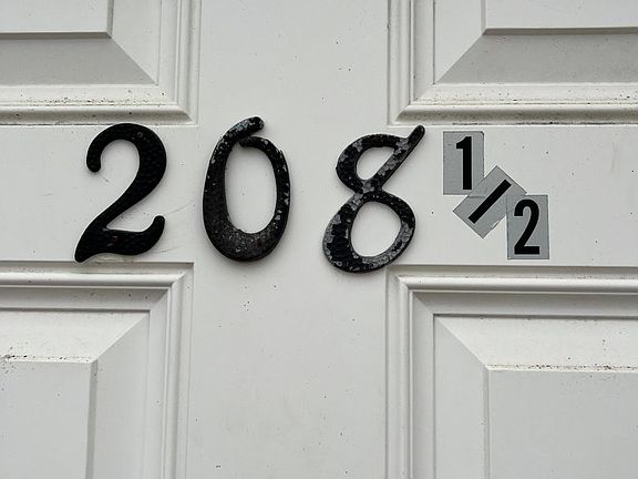 2nd image of 208 1/2 E Franklin St