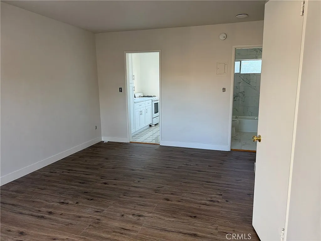 10 bed, 5565 sqft, $1,425 — Photo 2