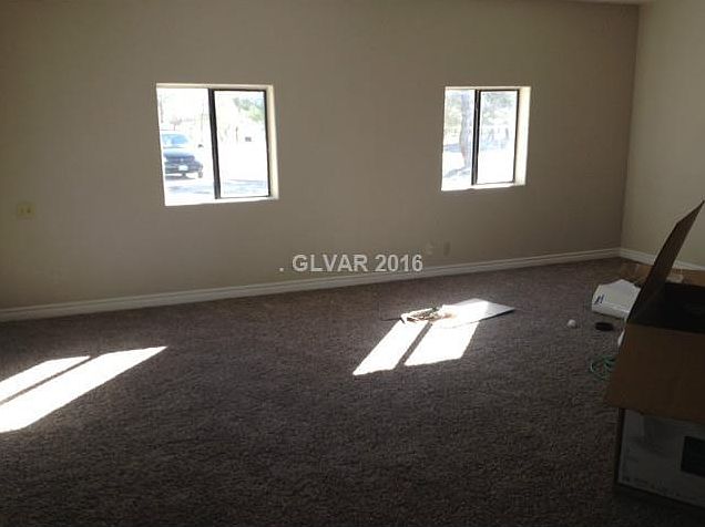 2nd image of 1470 W Hickory St