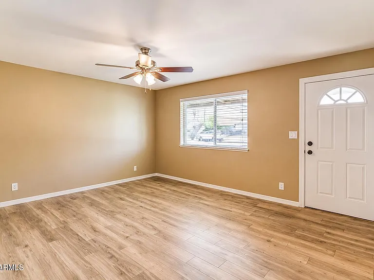 1015 E Marigold Ln — Photo 2