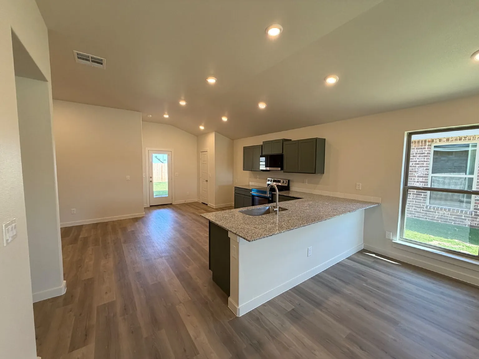 3 bed, 2.0 bath, 1550 sqft, $1,825 — Photo 4