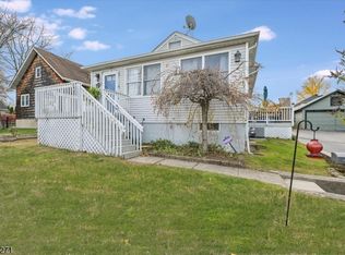 19 Pearl St, Bloomingdale, NJ 07403
