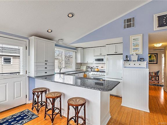 5th image of 329 Pearl St #B