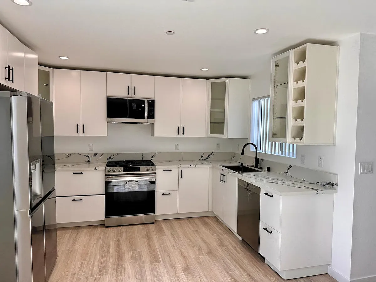 Building Photo - 2630 S Burnside Ave #1/2
