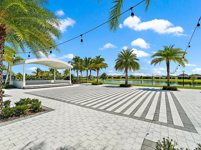 15883 Key Biscayne Ln — Photo 52
