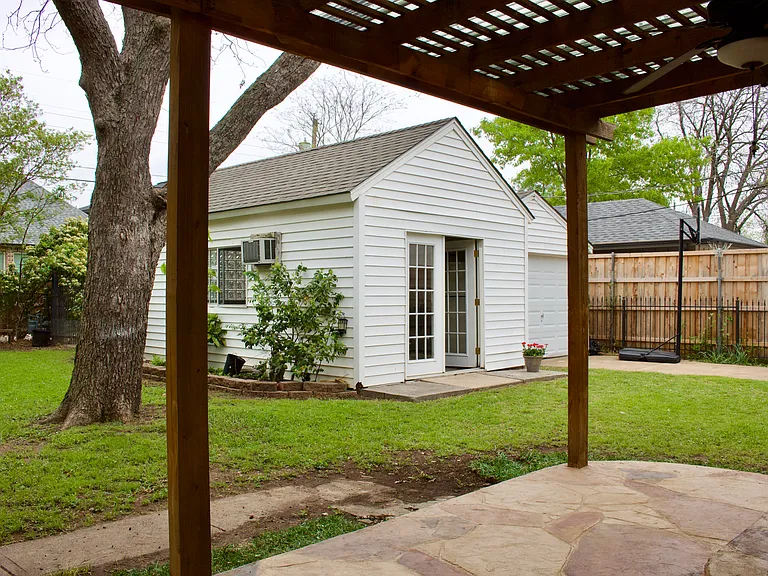 9850 Gooding Dr — Photo 3