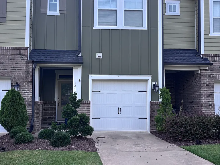 151 Manordale Dr — Photo 2